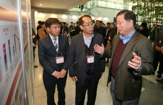 24일 LG화학이 대전 기술연구원에서 개최한 '베스트 프렉티스 콘테스트' 행사에서 박진수 부회장(오른쪽 첫 번째)이 행사장에 마련된 부스를 둘러보며 사내 경영혁신 사례에 대한 설명을 듣고 있다.  LG화학 제공